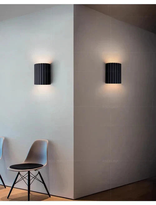 Schwarze Wandleuchte modern, zylindrisch, Innenbeleuchtung, minimalistisch, Wohnzimmer, Design.