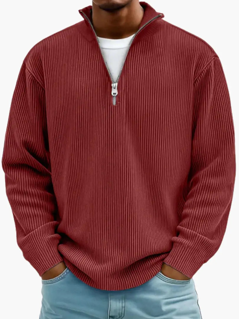 Mann trägt den gerippten Strickpullover in Weinrot mit Viertelreißverschluss, Stehkragen und lockerem Schnitt, Vorderansicht. 10