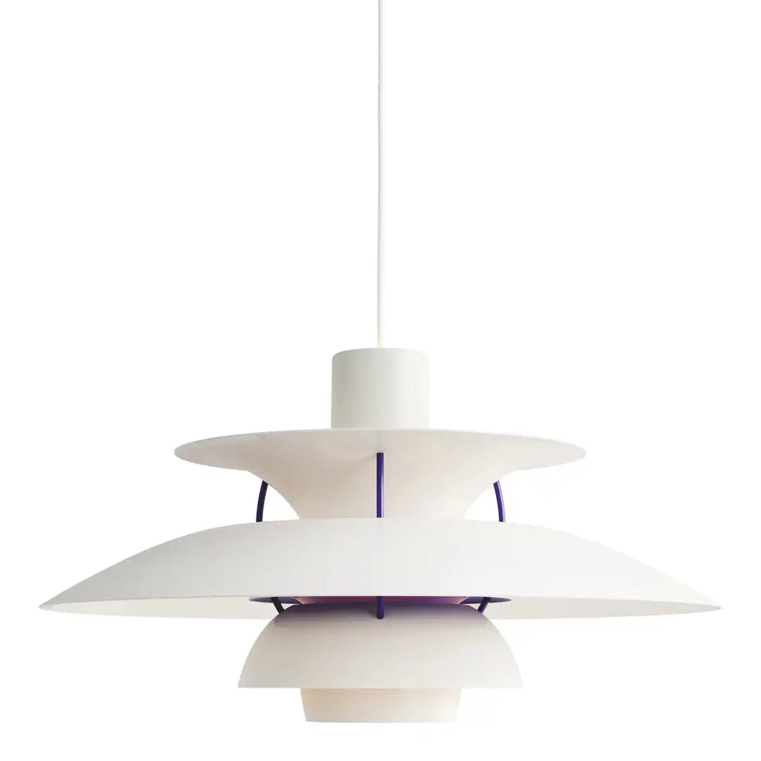 Weiße Pendelleuchte aus Metall, modernes skandinavisches Design, ideal für Wohnzimmerbeleuchtung.