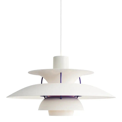 Weiße Pendelleuchte aus Metall, modernes skandinavisches Design, ideal für Wohnzimmerbeleuchtung.