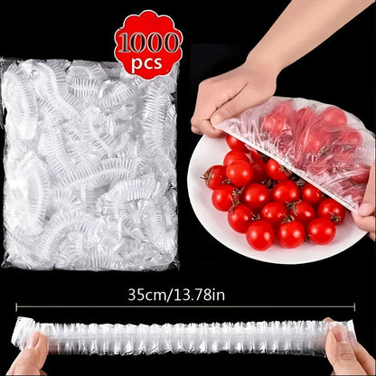 Beutel mit transparenten Abdeckkappen neben einer Hand, die eine Kappe über einen Teller mit Kirschtomaten zieht, darunter eine gedehnte Kappe. 4
