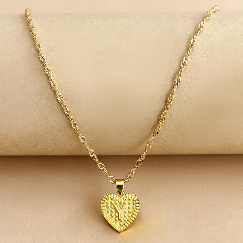 Goldene Herz-Halskette mit Buchstabenanhänger, elegantes Schmuckstück für Damen.