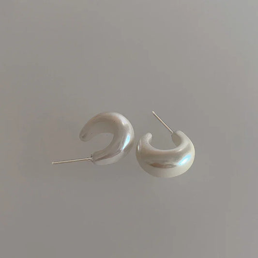 Silberne Creolen Ohrringe, glänzend, minimalistisch, Schmuck für Damen, modisch, elegant.