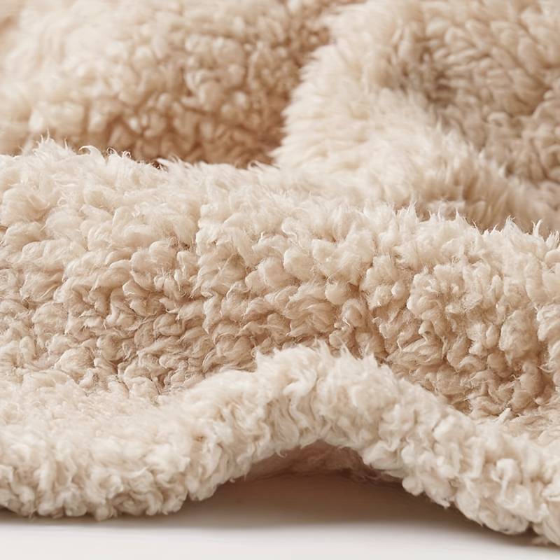 Beige Plüschstoff, weiche Textur, ideal für Decken und Kissen, gemütlich und warm.