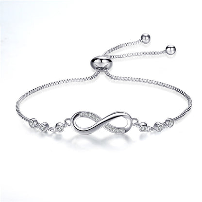 Silbernes Unendlichkeitsarmband mit Zirkonia, verstellbar, elegantes Schmuckdesign.