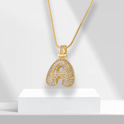 Goldene Buchstaben-Halskette mit Strass, Buchstabe A, elegantes Schmuckdesign.