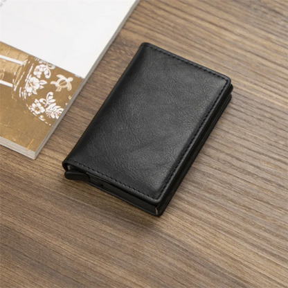 Schwarzer Leder-Geldclip-Kartenhalter auf Holztisch, stilvolles Accessoire für Herren.