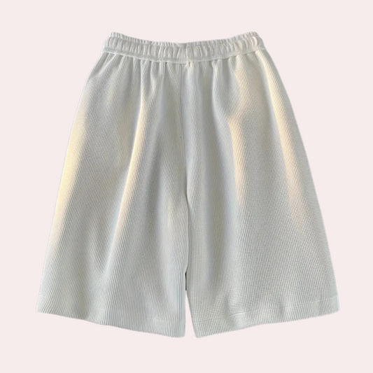Weiße Damen-Shorts, elastischer Bund, geripptes Material, Sommermode, bequem.