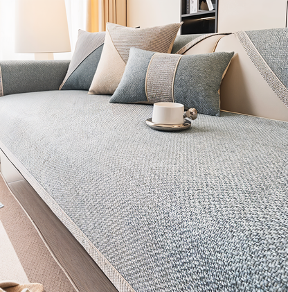 Sofaschoner in Graublau mit feiner Webstruktur auf der Sitzfläche, kombiniert mit grauen und beigen Kissen. 6