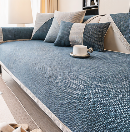 Sofaschoner in dunklem Petrolblau mit dichter Struktur, passend dazu Kissen in Blau und Grau. 8