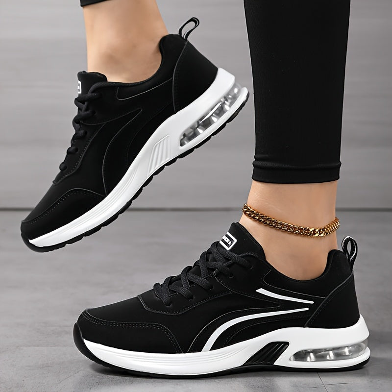 Seitenansicht des schwarzen Sneakers mit weißem Luftpolster in der Sohle, ein Fuß angehoben, getragen mit Leggings. 3