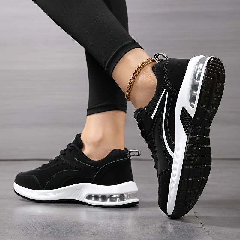 Rückansicht mit angewinkeltem Fuß, die profilierte schwarze Laufsohle und das sichtbare Luftpolster der Sneaker im Detail. 4