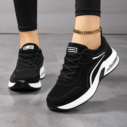 Frontansicht der schwarzen Sneaker mit weißen Zierstreifen und Schnürung, getragen mit schwarzer Leggings und goldener Fußkette. 2