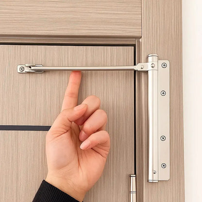 Silberfarbener Türschließer an einer hellen Holztür, eine Hand zeigt auf die Schließerstange 1