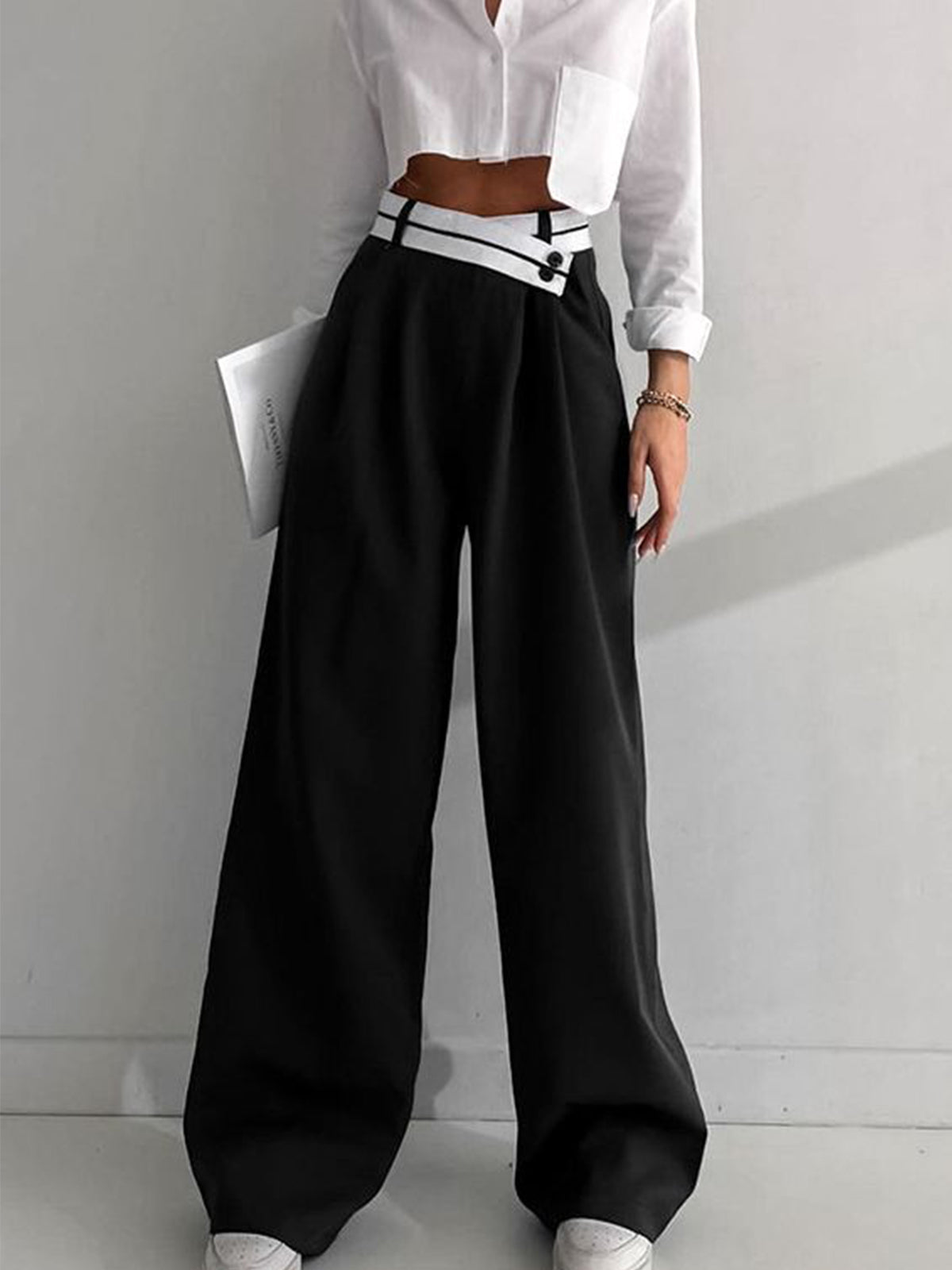 Damenhose schwarz, weites Bein, hoher Bund, modisch, elegant, Büro-Outfit, Baumwolle.