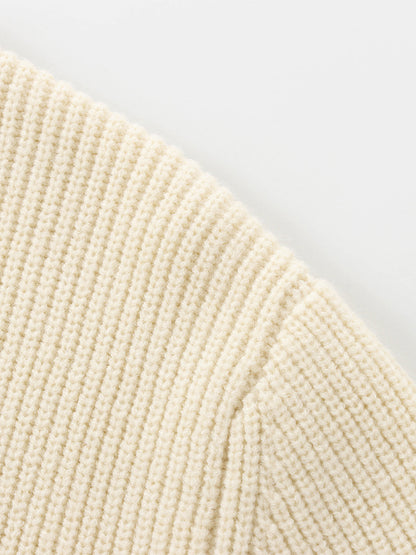 Beigefarbener Strickpullover aus Wolle, Nahaufnahme, weiches Material, modisch, warm.