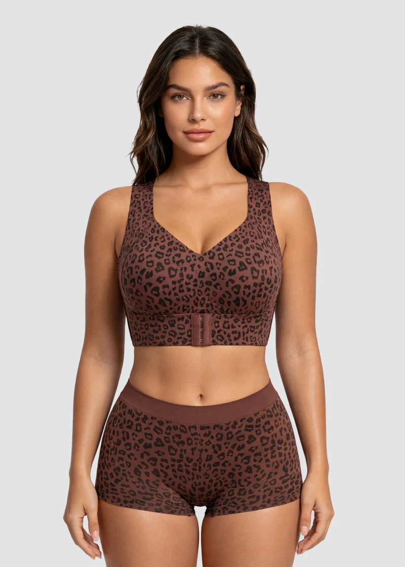 Frontansicht des BHs in braunem Leopardenmuster mit passenden Shorts, getragen von einem Model vor grauem Hintergrund. 8