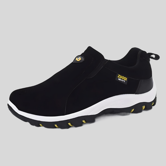 Schwarzer Herren-Sneaker, rutschfest, atmungsaktiv, sportlich, mit gelben Akzenten.
