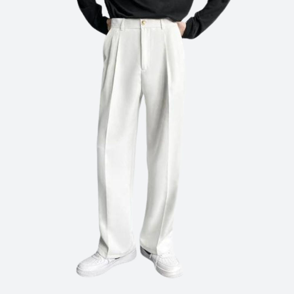 Weiße Herren-Hose, elegant, aus Baumwolle, mit Bundfalten, ideal für formelle Anlässe.