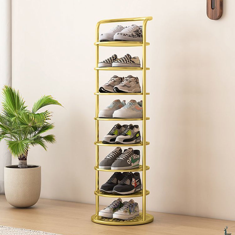 Goldfarbenes achtstufiges rundes Schuhregal mit Sneakern, im Flur neben einer Zimmerpflanze aufgestellt 1