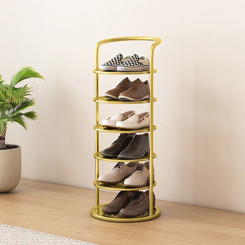 Goldfarbenes sechsstufiges Schuhregal mit Halbschuhen und Slippern, im Raum neben einer Pflanze aufgestellt 2