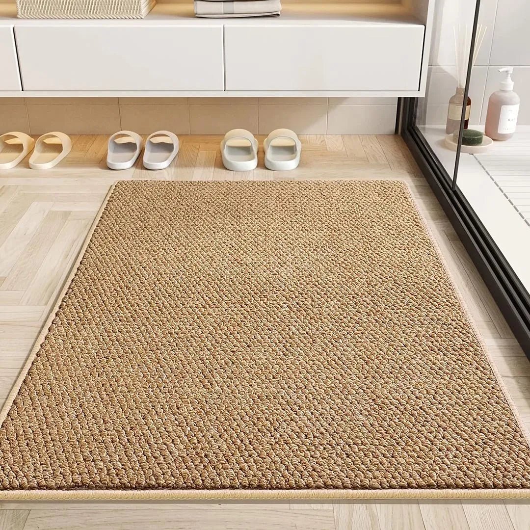 Braune Matte mit Schlingenflor und heller Einfassung vor dem Duschbereich, davor aufgereihte Badeslipper 3