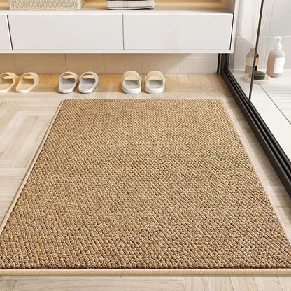 Braune Matte mit Schlingenflor und heller Einfassung vor dem Duschbereich, davor aufgereihte Badeslipper 3