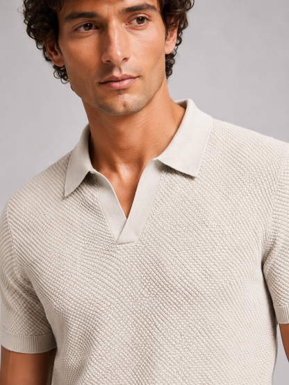 Nahaufnahme des cremefarbenen Poloshirts mit Kragen, V-Ausschnitt und deutlich sichtbarer Wabenstruktur des Strickstoffs 17