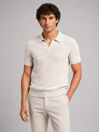 Mann in cremefarbenem Strukturstrick-Poloshirt mit offenem V-Kragen und heller Hose, eine Hand in der Tasche, Halbansicht 16