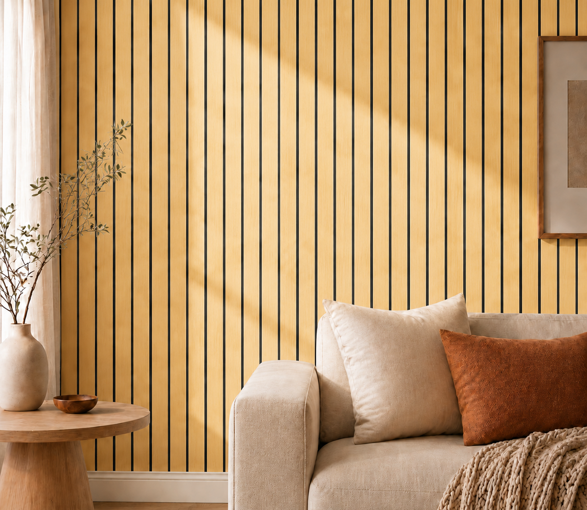 Hellholzfarbene Lamellenwand im Streiflicht mit Sofa, Kissen, Beistelltisch und Vase im Vordergrund 36