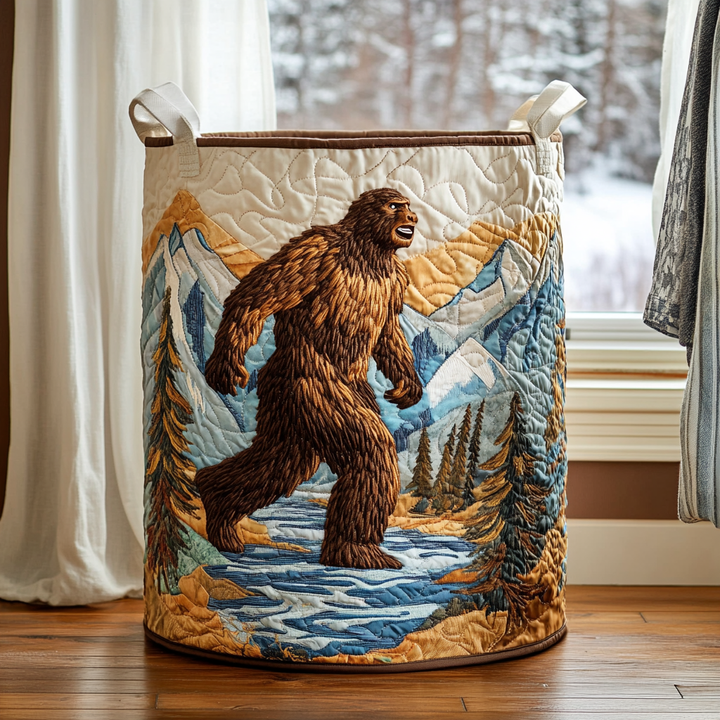 Gesteppter Korb mit gesticktem Bigfoot, der durch einen Fluss vor verschneiten Bergen und Tannen läuft, braune Einfassung. 7