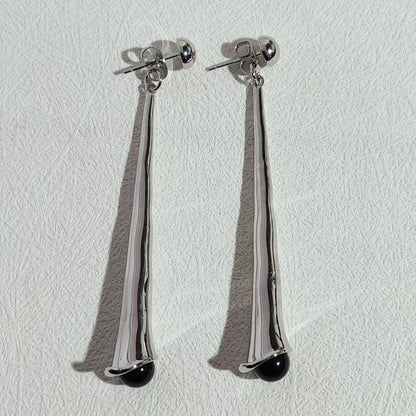 Silberne, lange Ohrringe mit schwarzem Stein, modernes Design, modische Damen-Accessoires.