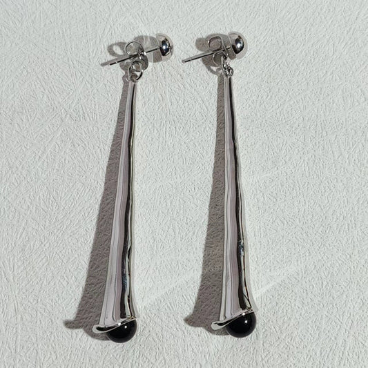 Silberne, lange Ohrringe mit schwarzem Stein, modernes Design, modische Damen-Accessoires.