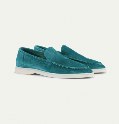 Türkise Wildleder-Slipper für Herren, elegante Freizeitschuhe mit weißer Sohle.