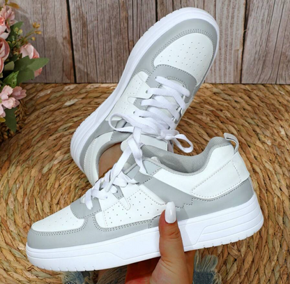 Weiße und graue Sneaker, Damen, Leder, auf geflochtener Unterlage, modisch, bequem.
