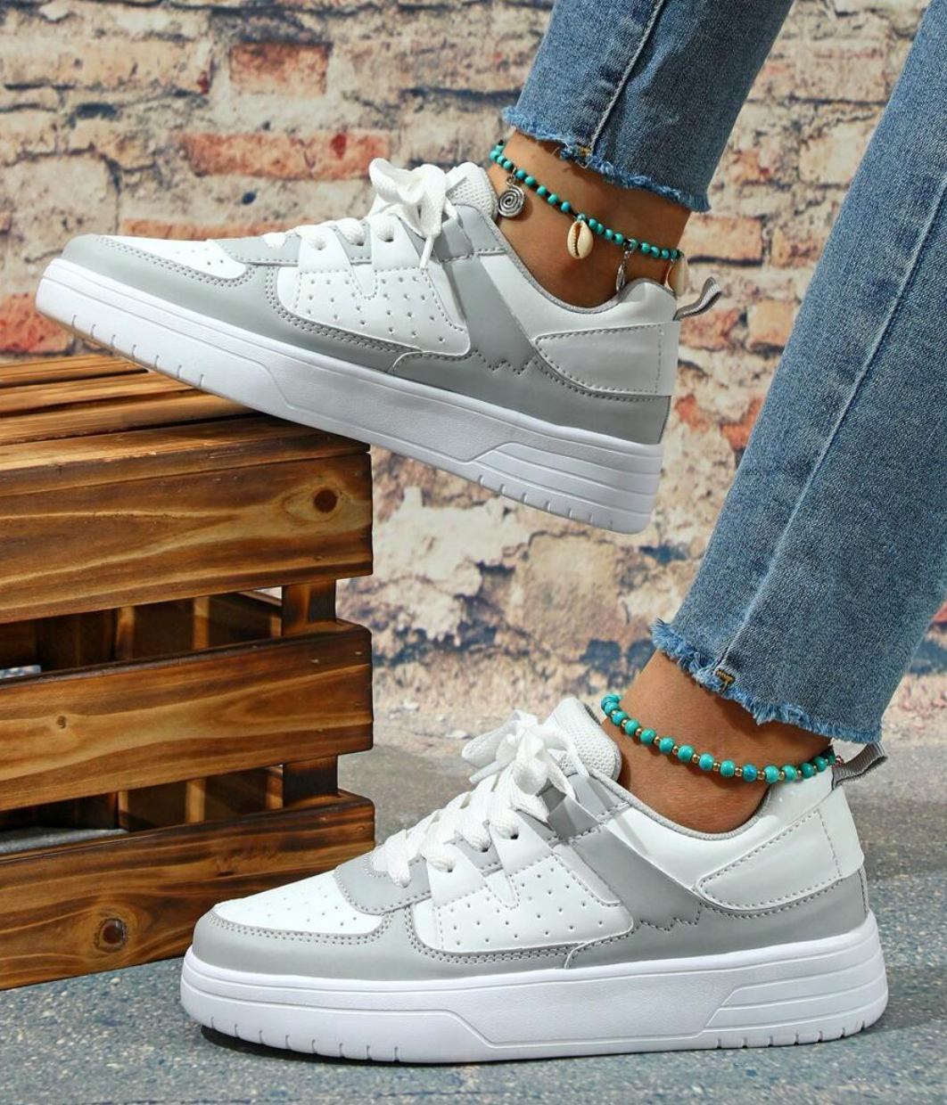 Weiße Sneaker Damen, Leder, lässig, modisch, Jeans, Holzbox, Ziegelwand, Türkis Schmuck.