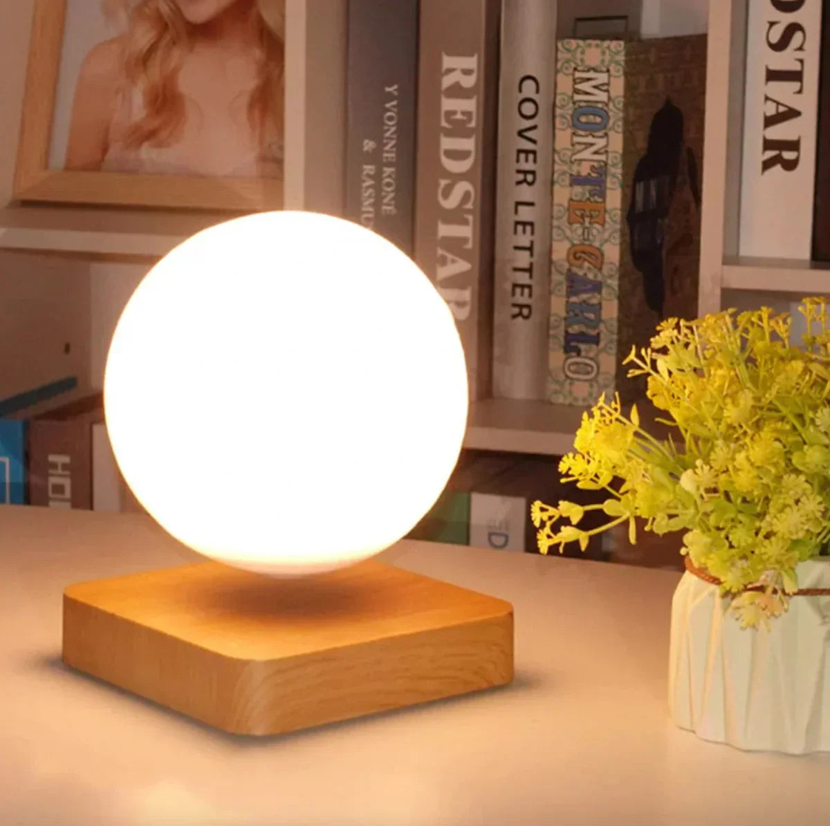 Levitierende LED-Lampe, Holzsockel, warmweißes Licht, moderne Tischdekoration, Wohnzimmer.