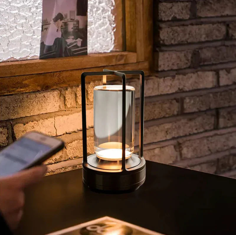 Moderne Tischlampe aus Glas und Metall, warmes Licht, stilvolle Inneneinrichtung, Wohnzimmer.