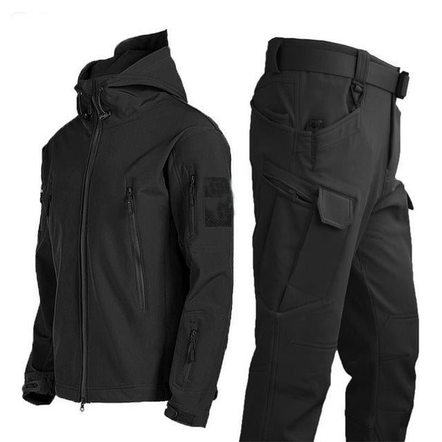 Schwarzer taktischer Anzug, winddicht, elastisch, ideal für Herbst und Winter.