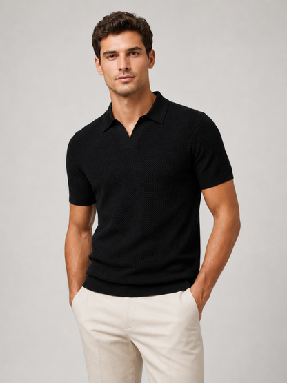 Mann in schwarzem Strukturstrick-Poloshirt mit offenem V-Kragen und heller Hose, frontale Halbansicht im Studio 6