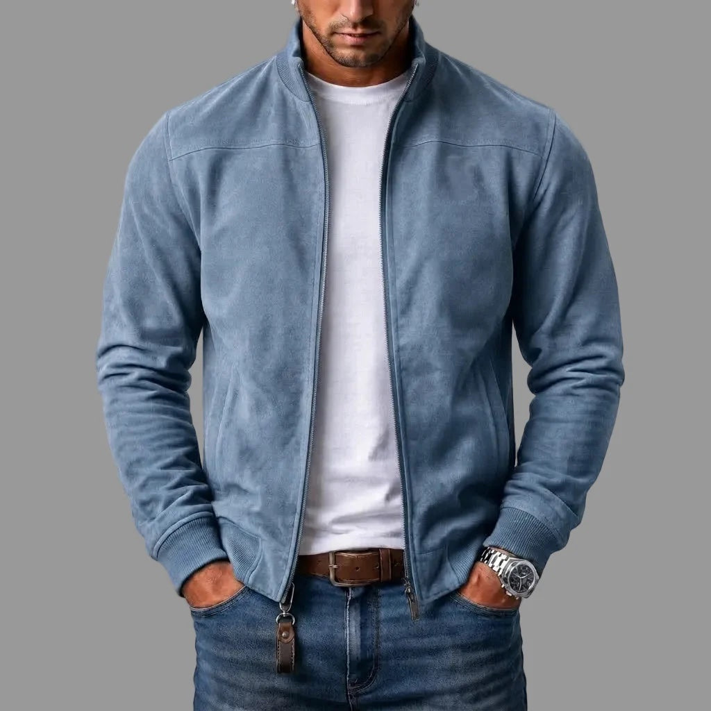 Mann trägt die offene Bomberjacke in Hellblau mit weißem T-Shirt und Jeans, am Reißverschluss hängt ein brauner Lederanhänger. 3