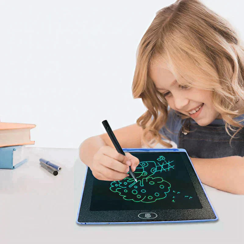 Mädchen malt auf blauem LCD-Schreibtablett, Kinderzeichnung, digitales Lernspielzeug.