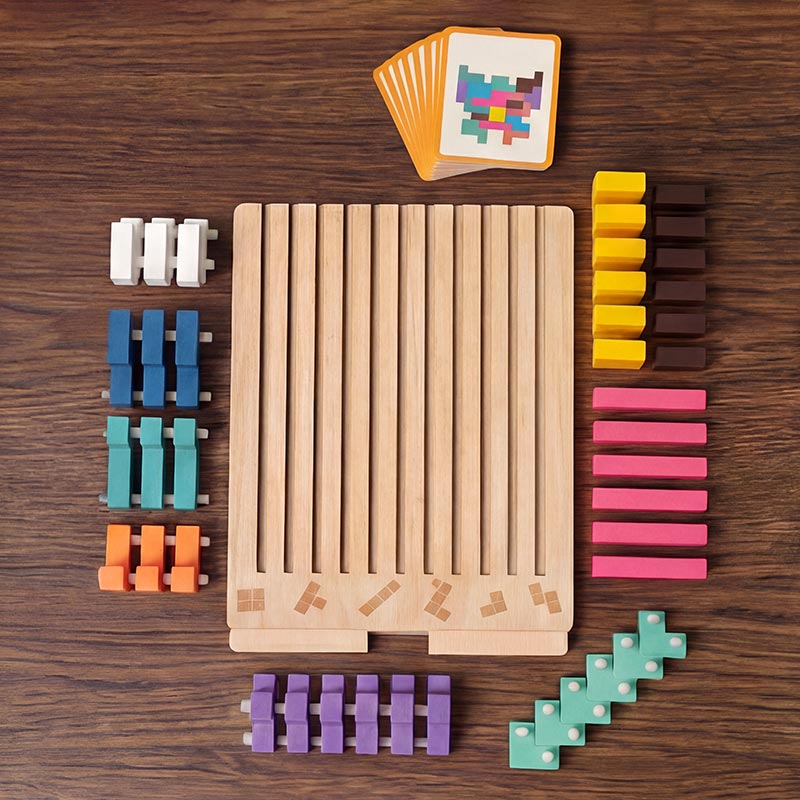 Alle Spielteile von oben auf Holztisch ausgelegt: Brett mit Schlitzen, nach Farben sortierte Holzsteine und ein Stapel Vorlagenkarten. 2