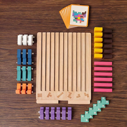 Alle Spielteile von oben auf Holztisch ausgelegt: Brett mit Schlitzen, nach Farben sortierte Holzsteine und ein Stapel Vorlagenkarten. 2