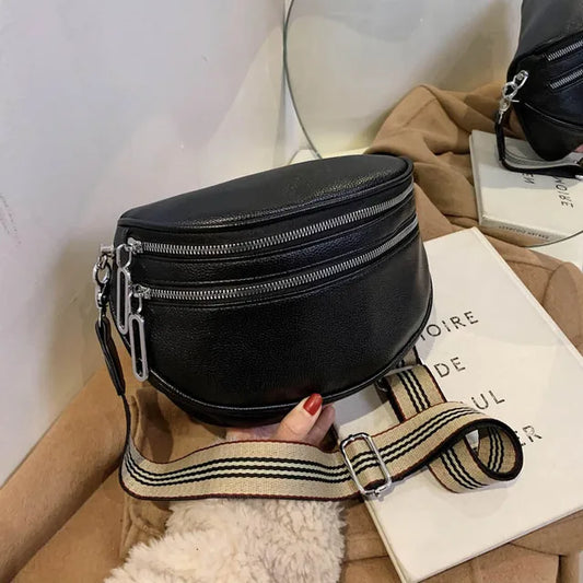 Schwarze Damen-Umhängetasche aus Leder mit breitem Schulterriemen, modisch und vielseitig.
