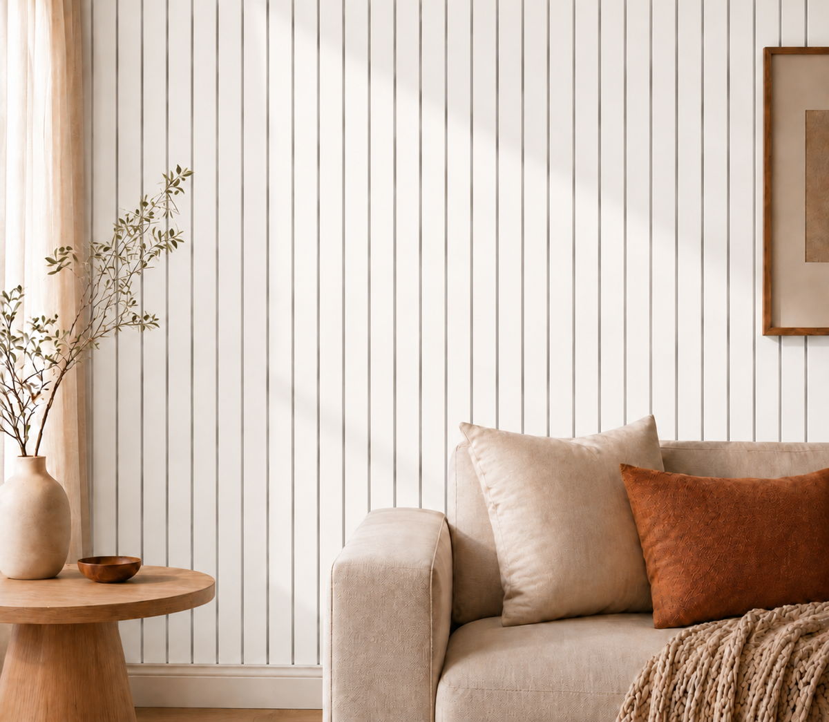Weiß gestreifte Lamellen-Wandpaneele hinter beigem Sofa mit Kissen, Beistelltisch und Vase im Wohnzimmer 21