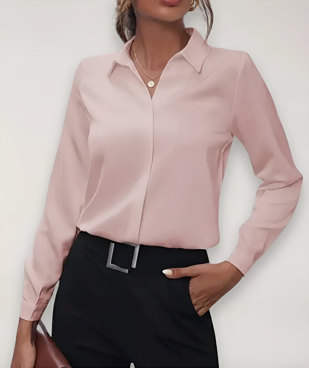 Zartrosa Bluse mit Kragen, getragen zu schwarzer Hose, eine Hand in der Hosentasche 2