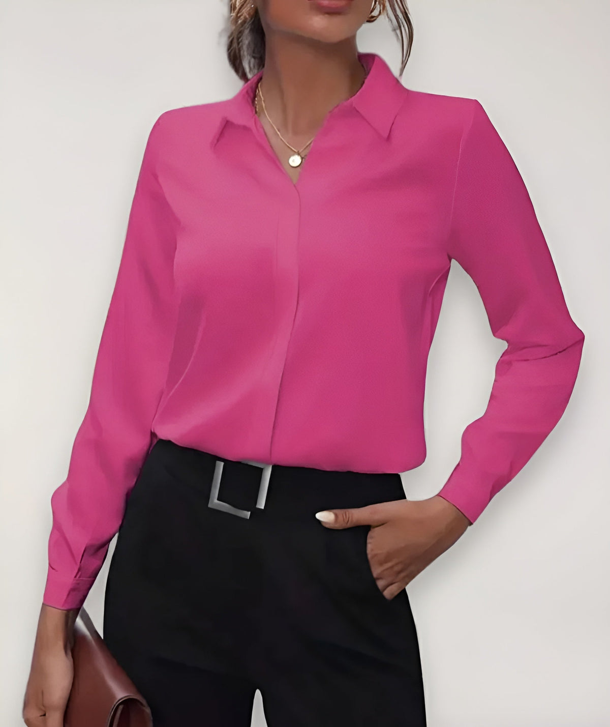 Pinkfarbene Bluse mit klassischem Kragen, getragen zu schwarzer Hose, eine Hand in der Tasche 4