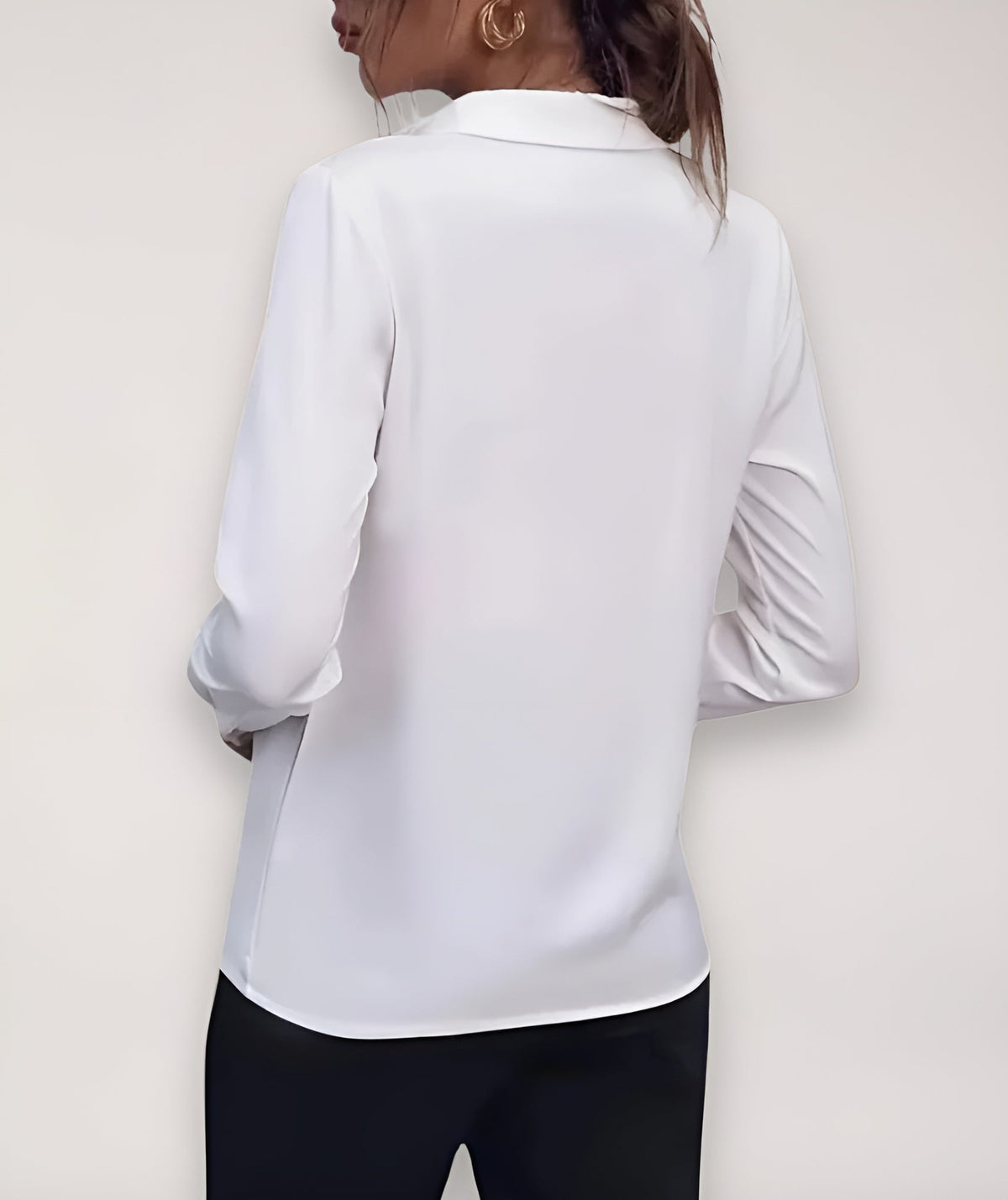 Weiße Bluse von hinten getragen, zeigt glatten Rücken, Kragen und lange Ärmel mit Manschetten 6