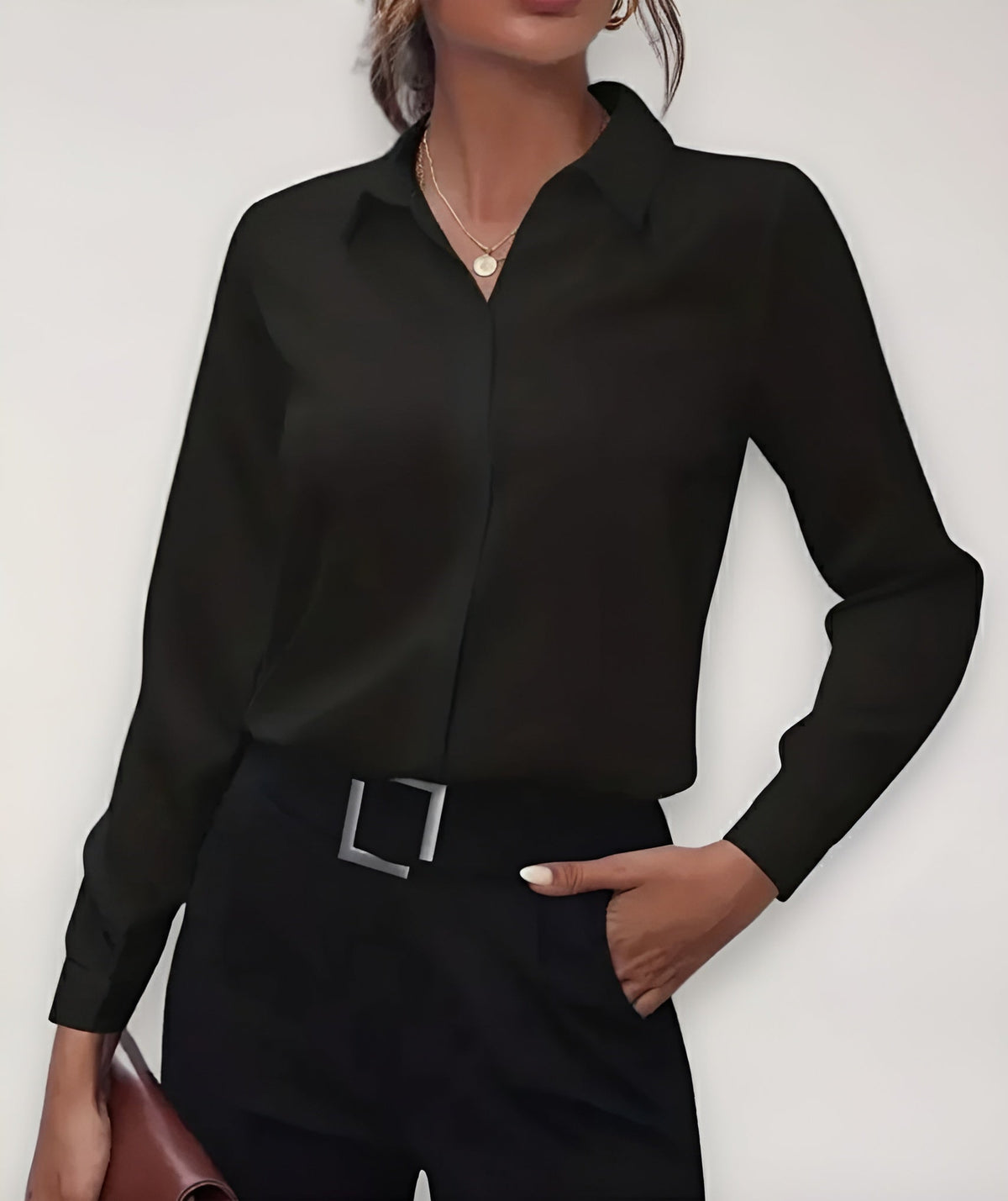 Schwarze Bluse mit verdeckter Knopfleiste, getragen zu schwarzer Hose mit eckiger Gürtelschnalle, Frontansicht 1